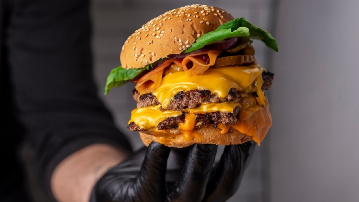 Ce este smash burgerul și de ce este atât de suculent. Secretul din spatele celei mai populare rețete de burger