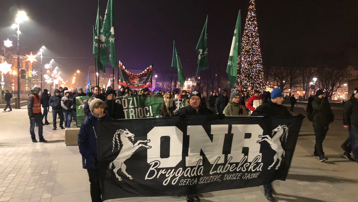 Dwa różne obozy połączyła 36. rocznica wprowadzenia stanu wojennego. Narodowcy zorganizowali marsz, a następnie złożyli kwiaty. Z kolei KOD manifestował na placu Litewskim.