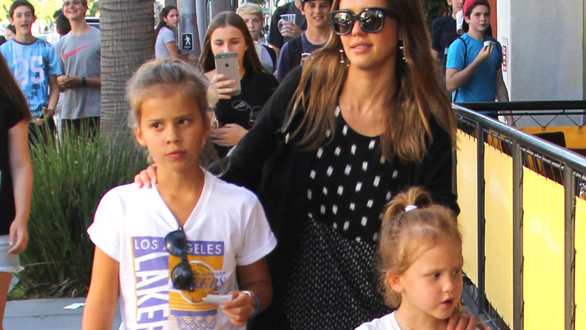 Jessica Alba z córkami. Podobne do mamy?