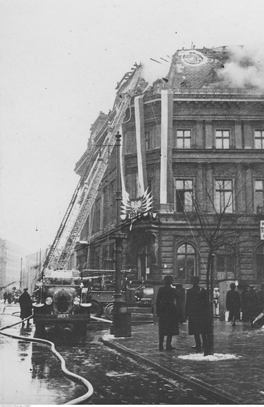 Pożar pałacu w marcu 1939 r. (NAC)