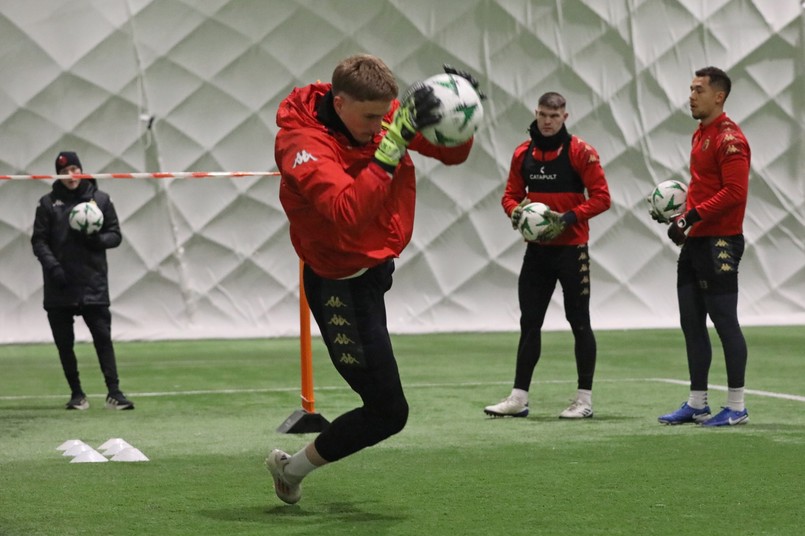 Sławomir AbramowiczBramkarz Jagiellonii Sławomir Abramowicz podczas treningu w Białymstoku. Piłkarze Jagiellonii Białystok przygotowują się do rewanżowego meczu barażowego o awans do 1/8 finału Ligi Konferencji z FK TSC Backa