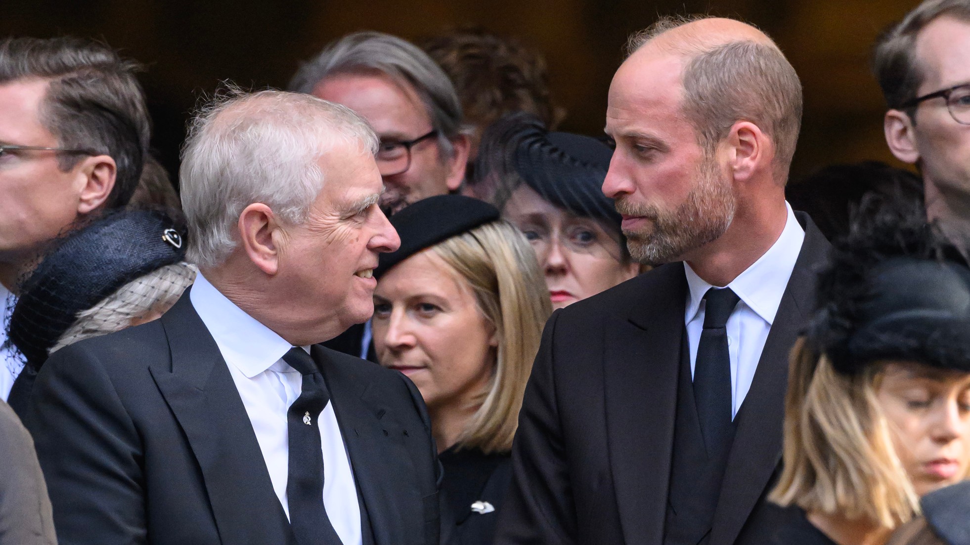 Princ Andrew rozzúril Williama priamo na pohrebe.