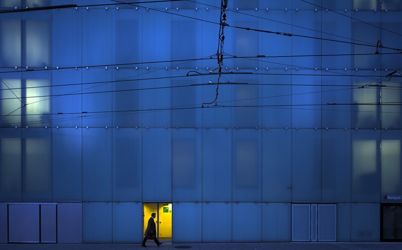 Państwem o najwyższych kosztach życia jest Szwajcaria. Różnica pomiędzy nią, a przykładowo Wielką Brytanią, jest duża (prawie 30 pkt. wskaźnika CPI). Szwajcaria jest państwem o najwyższych cenach żywności na świecie, natomiast jeżeli chodzi o ceny w restauracjach, ustępuje nieznacznie jedynie Norwegii. Plasuje się również w czołówce zestawienia pod względem wskaźnika kosztów wynajmu (6. miejsce). O ile jednak w Norwegii wysokie koszty życia nie są łagodzone przez dużą siłę nabywczą pieniądza, zupełnie odwrotnie jest w Szwajcarii. Pod względem siły nabywczej Helweci deklasują całą światową konkurencję. Na fot.: Genewa, Szwajcaria. Autor: Valentin Flauraud, Kategoria: 'Globalny Krajobraz 2012'