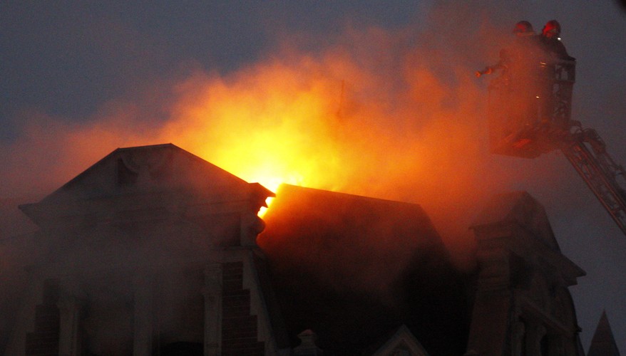 Strażacy walczą z pożarem kamienicy w Katowicach