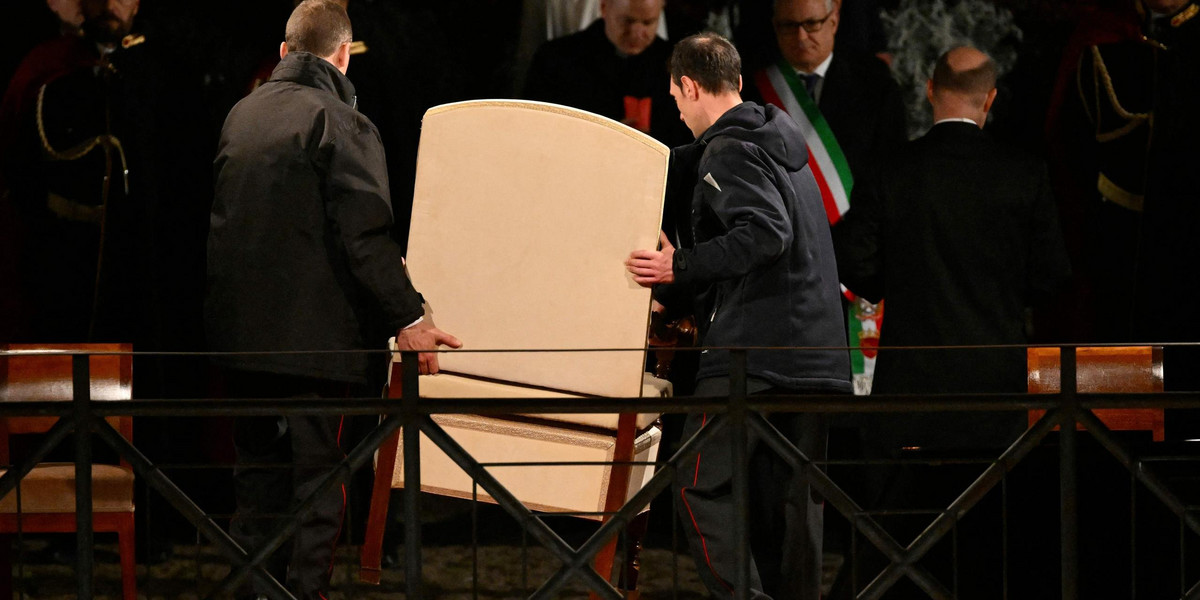 Pusty fotel. Papież Franciszek w ostatniej chwili odwołał swój udział w wielkopiątkowej Drodze Krzyżowej z Koloseum.