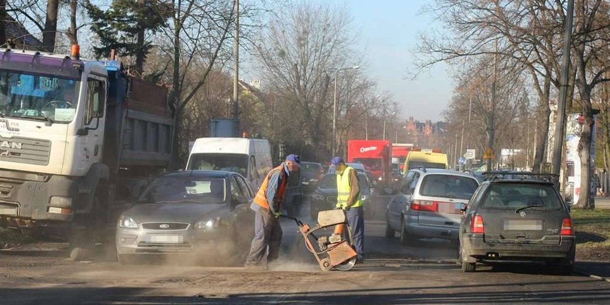 Łatają dziury w godzinach szczytu