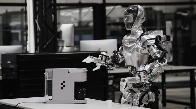 A Figure 01 robot kávét főz a kísérleti laborban. De egyáltalán nem titkárnői feladatokat szánnak neki, hanem olyan helyekre küldenék dolgozni, amelyek az emberek számára túl megerőltető, túl monoton vagy túl veszélyes lenne. A gazdaság millió számra tudnak felvenni ilyenfajta gépi munkaerőt. A humanoid robotok egyben a mesterséges intelligencia terjedésének új territóriumát is jelenthetik. Nem véletlen, hogy az elektronikában, számítástechnikában, online tevékenységekben és az AI-ban is érdekelt nagytőke a fő befektető ezen a területen. / Kép: Figure/YouTube