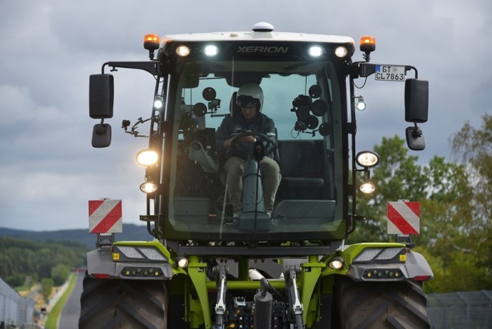 Biuro prasowe CLAAS Polska/ Jeszcze krótkie przejrzenie komentarzy na FB przed startem CLAAS XERION