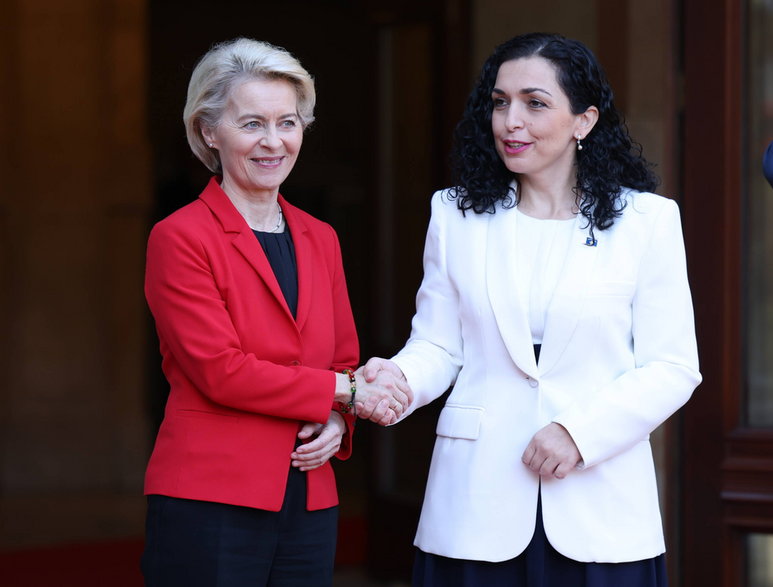 Ursula von der Leyen, przewodnicząca KE, oraz Vjosa Osmani-Sadriu, prezydentka Kosowa. Prisztina, 30 października ub. r.