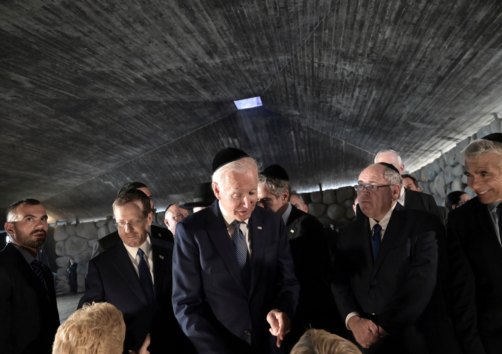 Americký prezident Joe Biden  (uprostred) víta preživších holokaustu Giselle Cycowiczovú a Renu Quintovú v Sieni spomienok počas jeho návštevy pamätníka holokaustu Jad Vašem v Jeruzaleme.