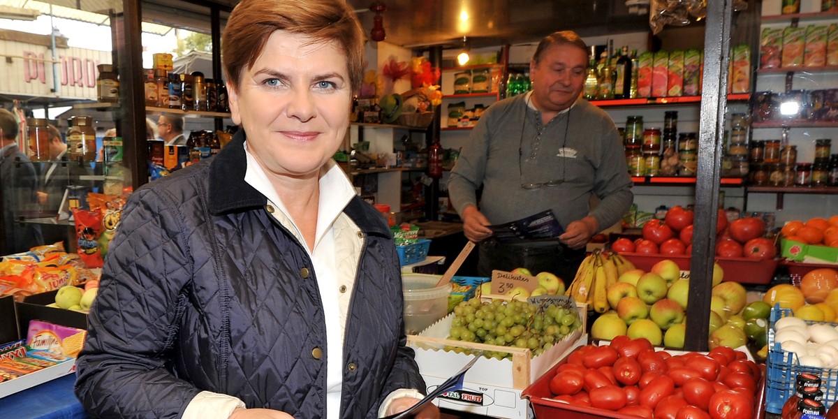 Szydło ruszyła w Polskę. W Krakowie odwiedziła plac targowy