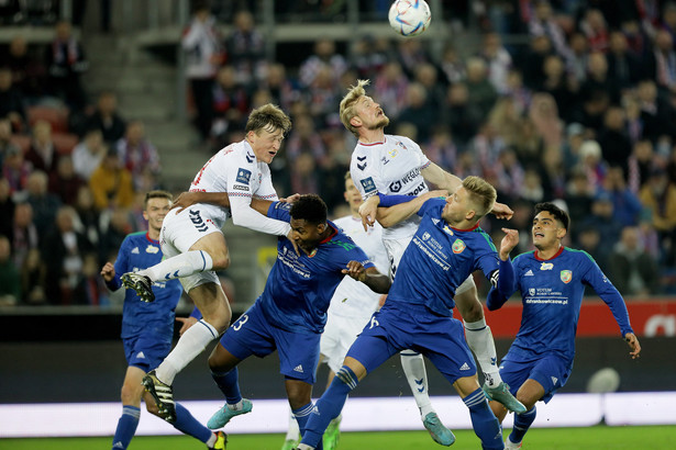 Zawodnicy Górnika Zabrze Emil Bergstrom (L) i Richard Jensen (3P) oraz Jurich Carolina (C), Szymon Matuszek (2P) i Santiago Naveda (P) z Miedzi Legnica podczas meczu 17. kolejki piłkarskiej Ekstraklasy