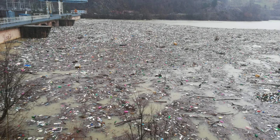 Jezero kod Priboja liči na plutajuću deponiju