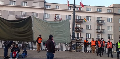 Straż marszu próbowała zasłonić balkony z tęczowymi flagami 