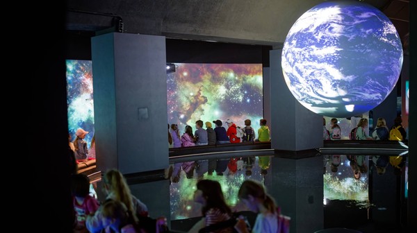 Jeśli dzieci preferują świat mikroskopów i technologii, spełnią się w Hydropolis, gdzie czekają na nie warsztaty o tajemnicach oceanów, budowie człowieka czy nowoczesnym druku 3D. 