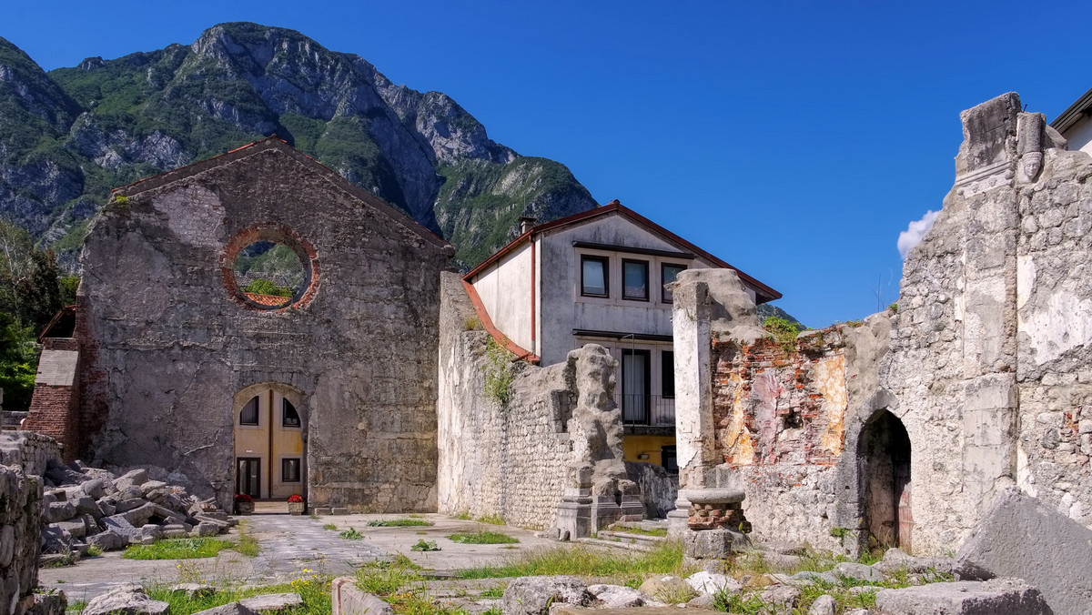 Venzone w regionie Friuli - Wenecja Julijska zostało uznane za najpiękniejsze miasteczko we Włoszech. Miejscowość, która wygrała tegoroczny konkurs w telewizji RAI, ma wyjątkową historię; została całkowicie odbudowana po trzęsieniu ziemi w 1976 roku.