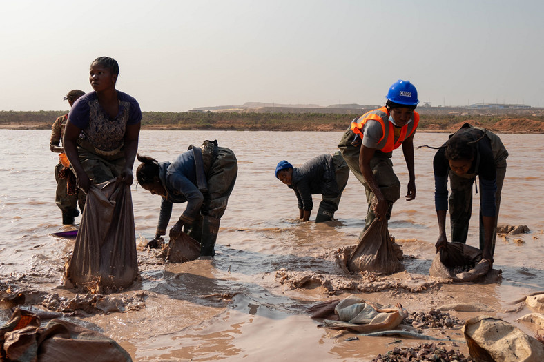 Kobiety płuczą rudę w rzemieślniczej kopalni miedzi i kobaltu w pobliżu miasta Kolwezi (2023 r.)