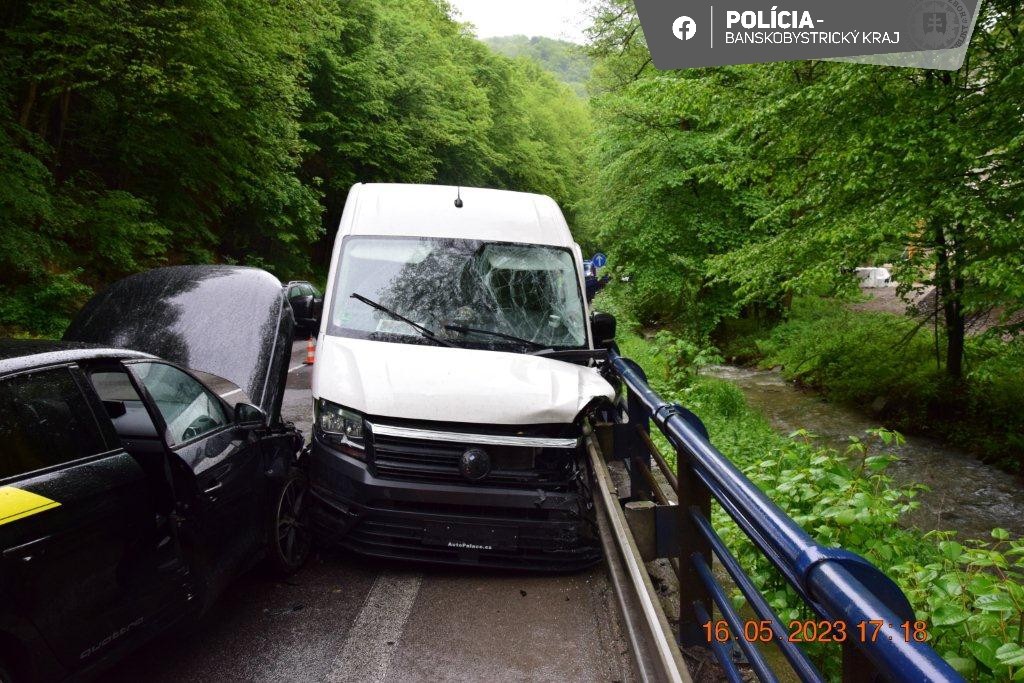 Pri dopravnej nehode troch áut za Mýtnou sa zranil jeden človek.