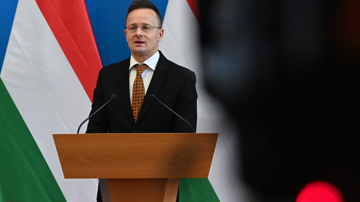 Szijjártó Péter a legmenőbb magyar sporteszközzel érkezett a NATO-szülinapra – fotók