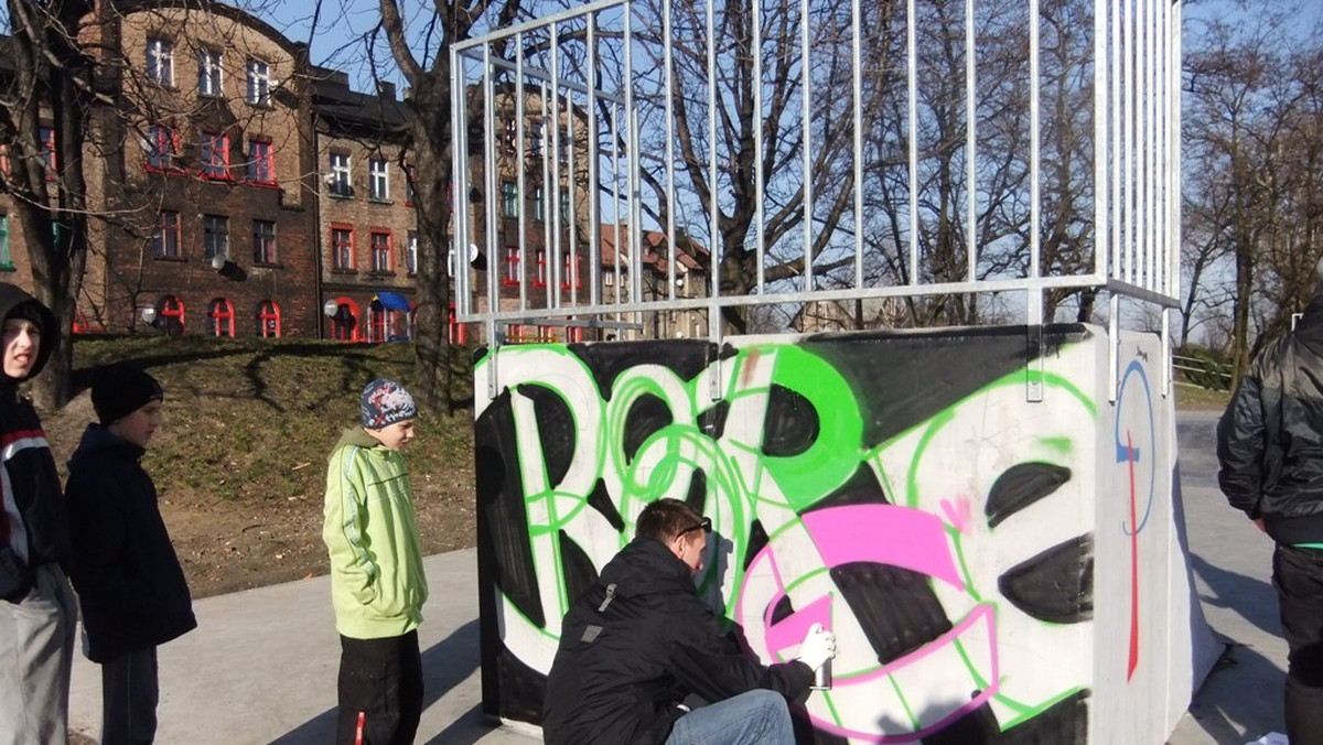 W pomazanym przez wandali skateparku na osiedlu Kaufhaus w Rudzie Śląskiej powstało artystyczne graffiti. To kolejna odsłona akcji "Nie maluj, reaguj, czyść!". Równocześnie rudzka straż miejska rozpoczyna cykl spotkań edukacyjnych w szkołach.