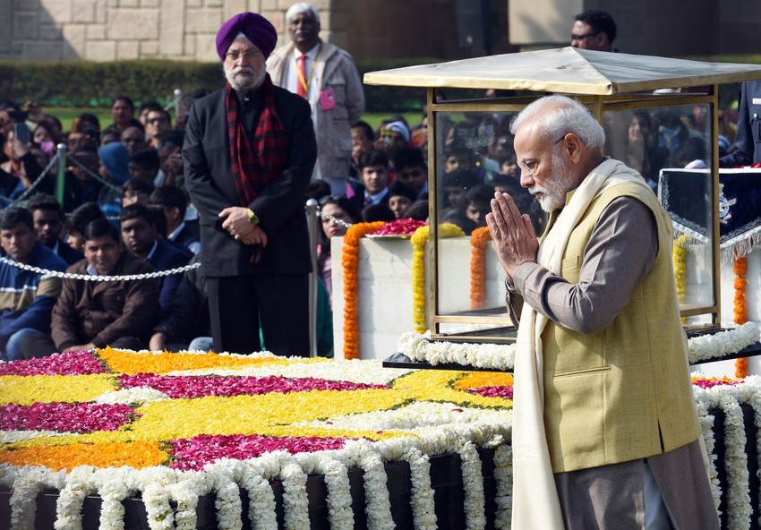 Narendra Modi odaje počast Gandiju u Nju Delhiju u januaru 2020.
