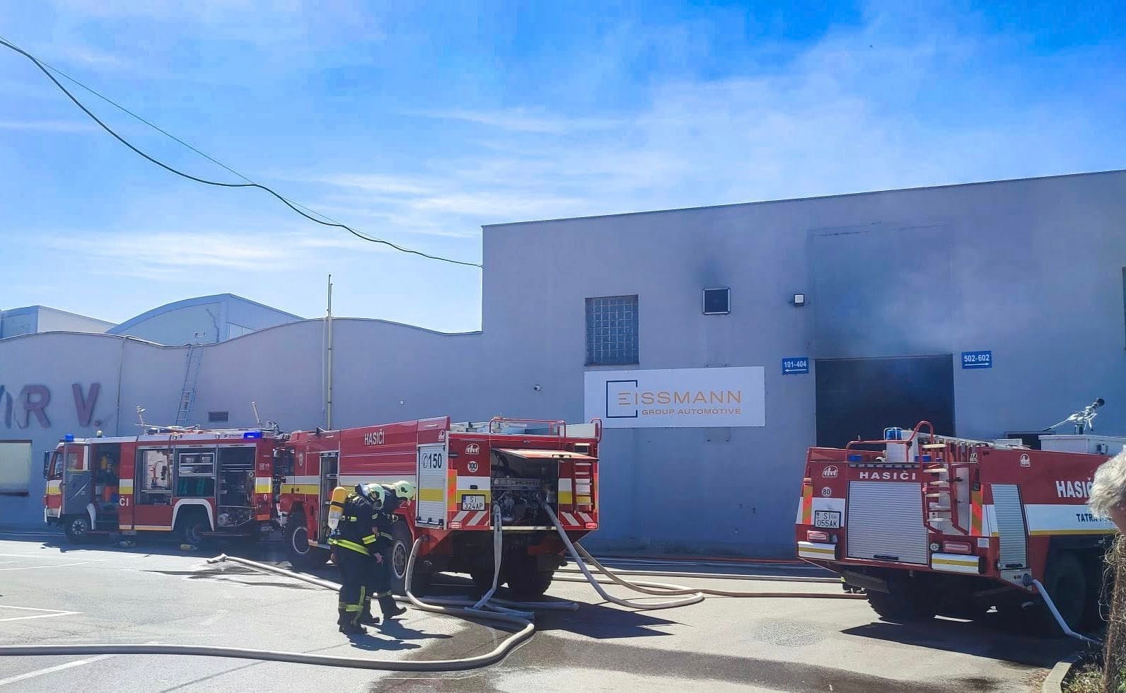 Pri požiari vo výrobnej hale v Holíči evakuovali štyroch ľudí.