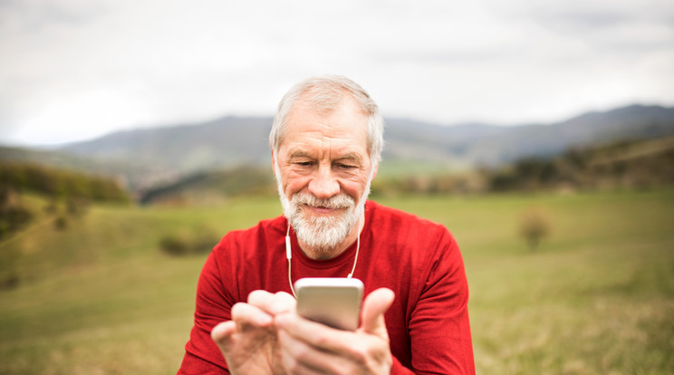 A Vodafone az időseknek segít a járvány idején / Fotó: Shutterstock.com