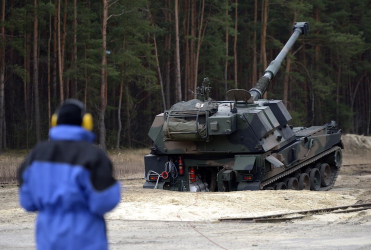 Dla ratowania projektu należąca do Polskiej Grupy Zbrojeniowej spółka Huta Stalowa Wola (HSW) podpisała umowę z koreańską firmą Samsung Techwin na dostawę i polonizację podwozi K9 do 'Krabów'.<br><br>fot. (dd/zuz) PAP/Darek Delmanowicz