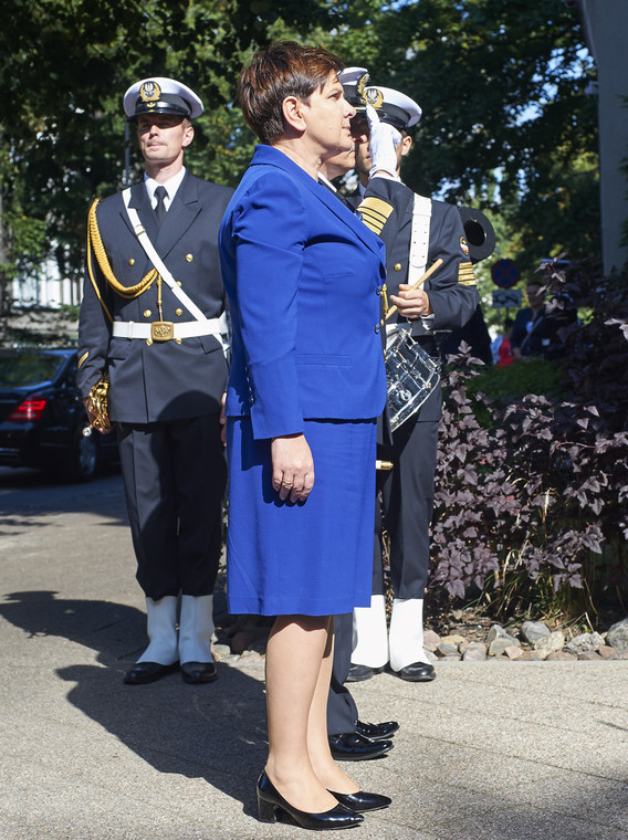 Premier Beata Szydło składa kwiaty przed tablicą upamiętniającą Lecha Kaczyńskiego