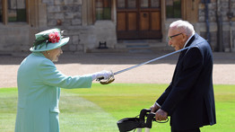 Így ütötte lovaggá tettéért Erzsébet királynő a 100 éves Tom kapitányt – Megható képek