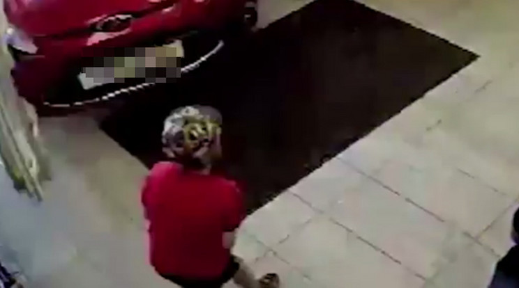 A részeg autós frontálisan behajtott a boltba