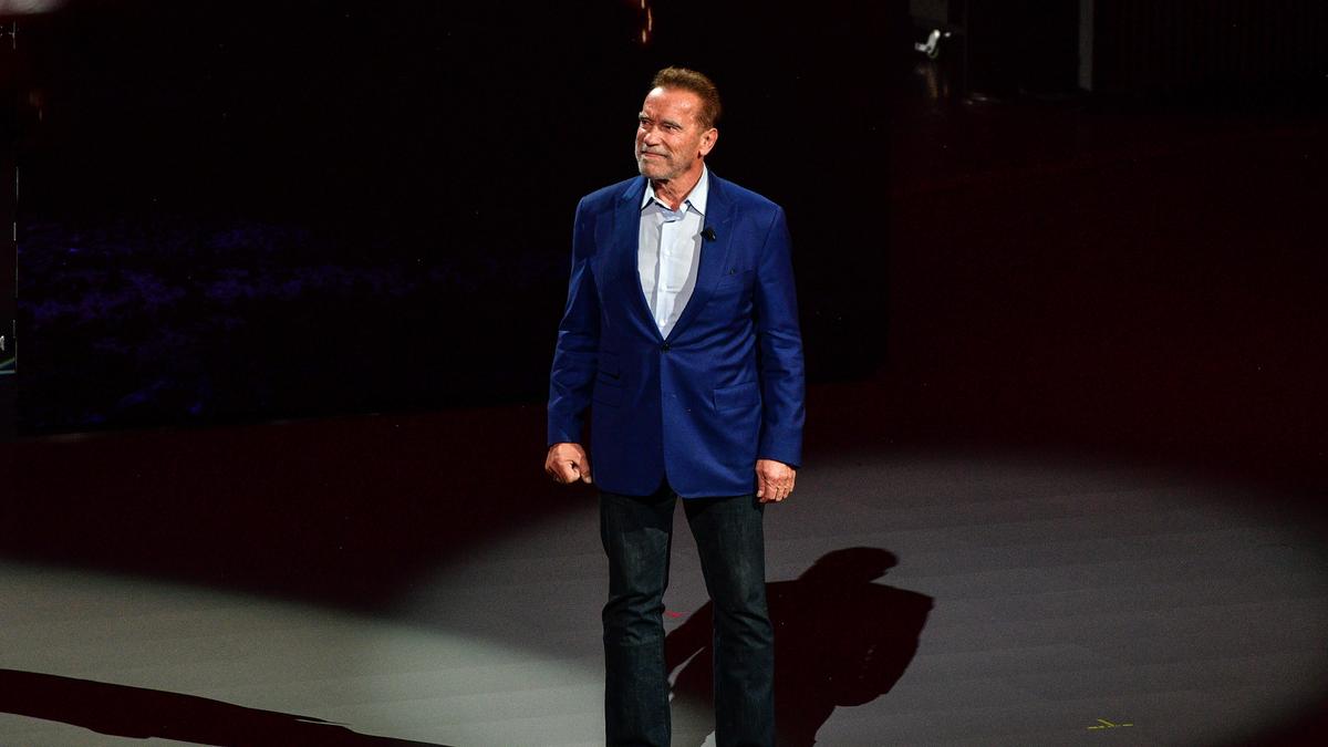 Hoppá: Arnold Schwarzeneggerrel pózolt a magyar politikus – fotó