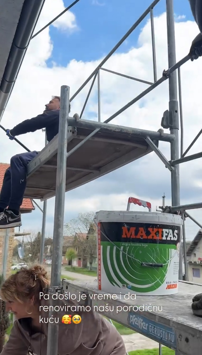 Teodora snimala majku kako malteriše na Veliku subotu barabar sa majstorima