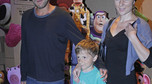 Łukasz Nowicki i Halinka Mlynkova z synem na premierze "Toy Story 3"