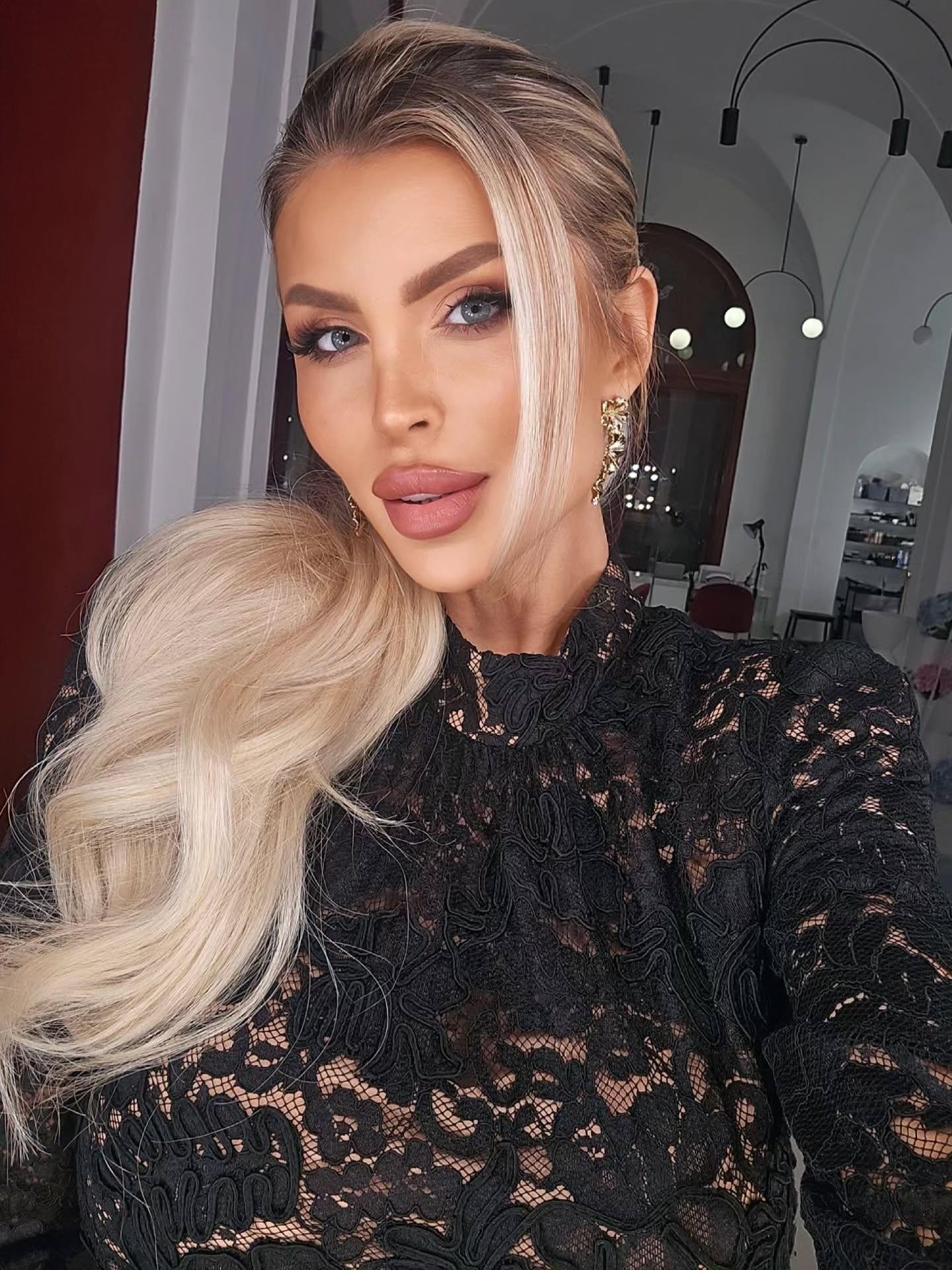 Modelka Lela Vémola. 