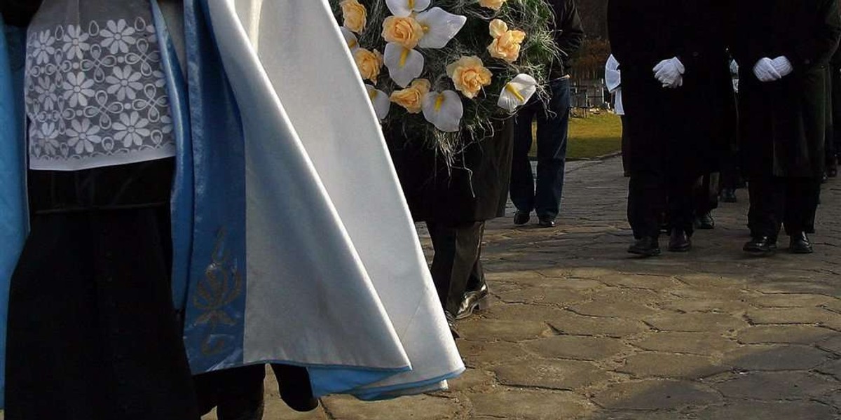 Koń wjechał w kondykt żałobny