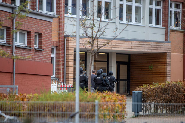 Siły policyjne bronią wejścia do szkoły w Hamburgu