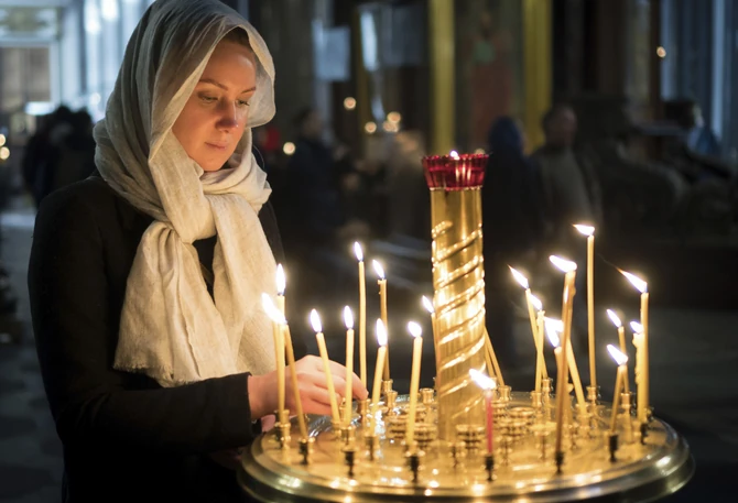 Nije obavezno da žene nose maramu u crkvi