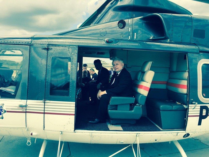 Kaczyński poleciał na grób brata policyjnym helikopterem