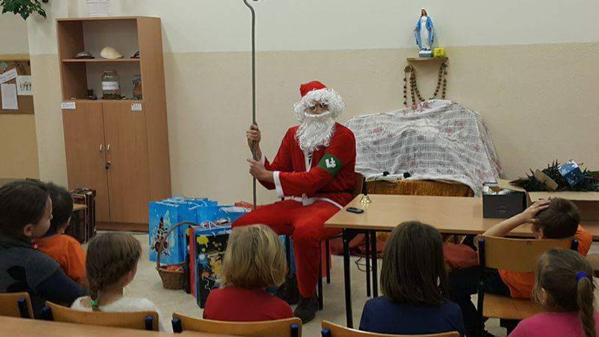 Caritas w Białymstoku twierdzi, że Mikołaj przyszedł bez zaproszenia. A podczas spotkania z dziećmi nagle założył na rękę opaskę z falangą. Caritas wyraża z tego powodu ubolewanie. ONR chwali się swoim wyczynem na Twitterze.