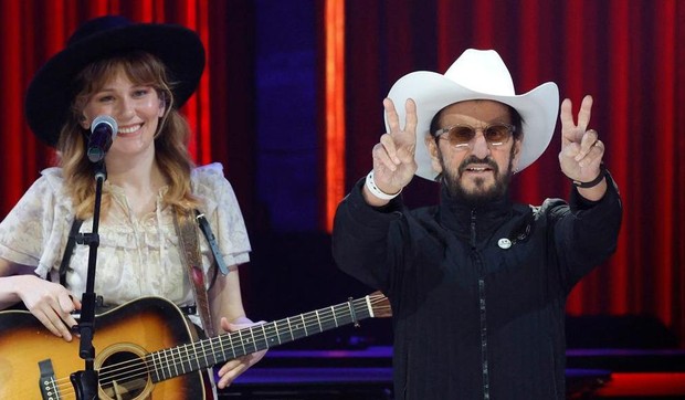 Ringo Star zajedno sa Moli Tatl tokom debija prošle godine u čuvenoj kantri dvorani Grand Ol Opri u Nešvilu | Foto: Getty Images