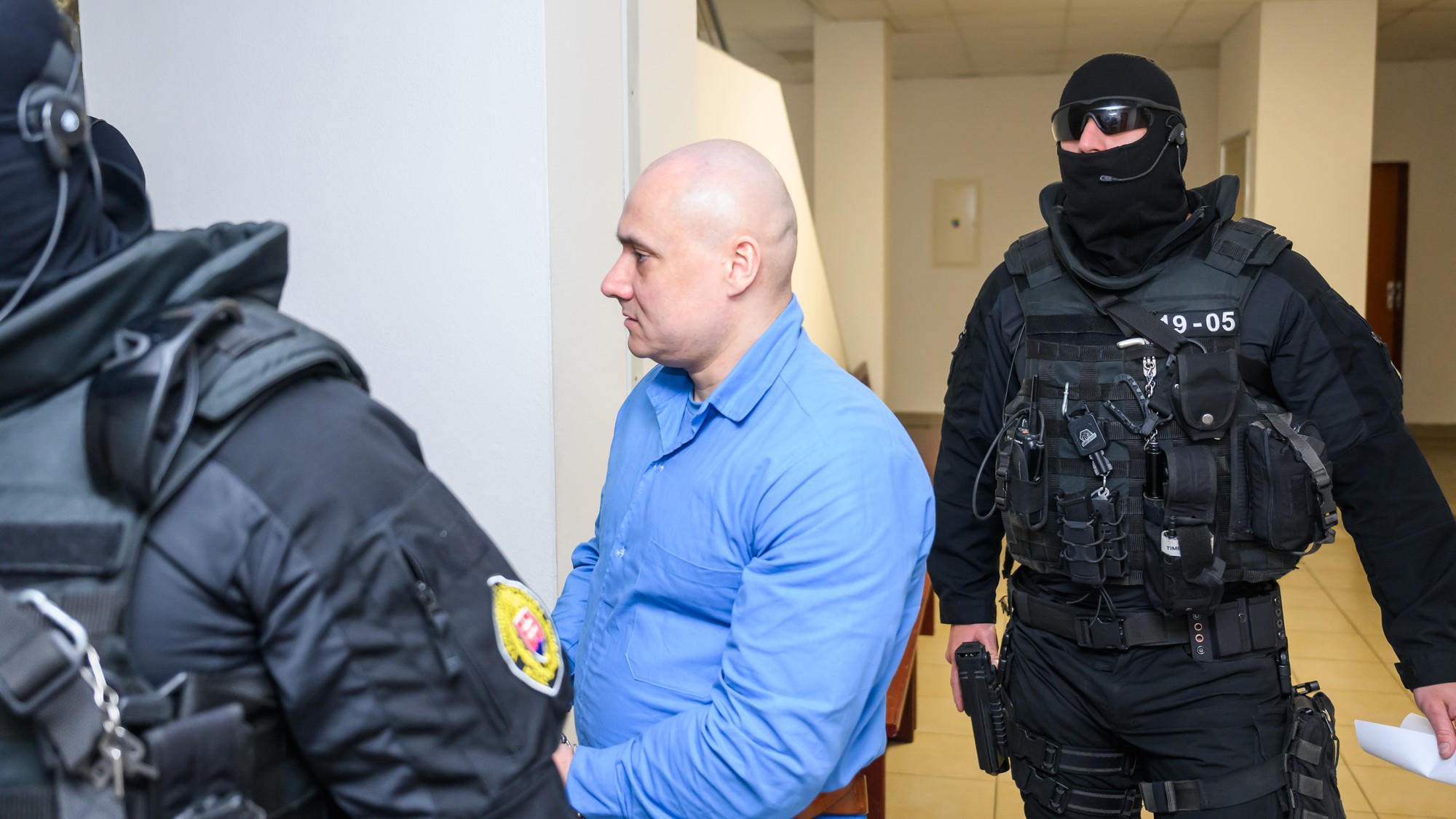 a snímke svedok Tomáš Szabó prichádza v sprievode eskorty na pojednávanie v kauze vraždy Jána Kuciaka a Martiny Kušnírovej na Špecializovanom trestnom súde (ŠTS) v Pezinku 4. mája 2026.