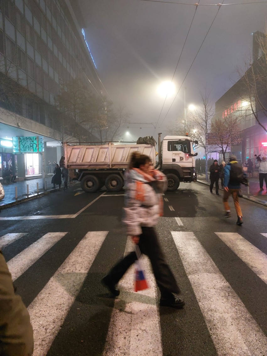 Blokiraju raskrsnicu kod Doma omladine