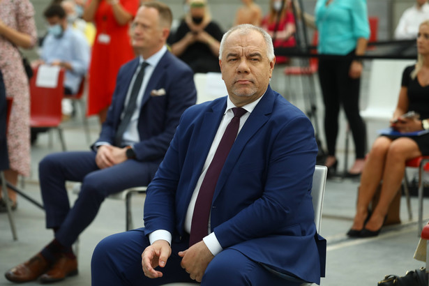 Warszawa, 29.07.2020. Minister aktywów państwowych Jacek Sasin (C) podczas konferencji prasowej nt. widowiska "1920. Wdzięczni bohaterom", 29 bm. na płycie PGE Narodowego w Warszawie. Multimedialny spektakl jest organizowany w 100. rocznicę Bitwy Warszawskiej 1920 r. przy współudziale Biura Programu "Niepodległa". (olm) PAP/Rafał Guz