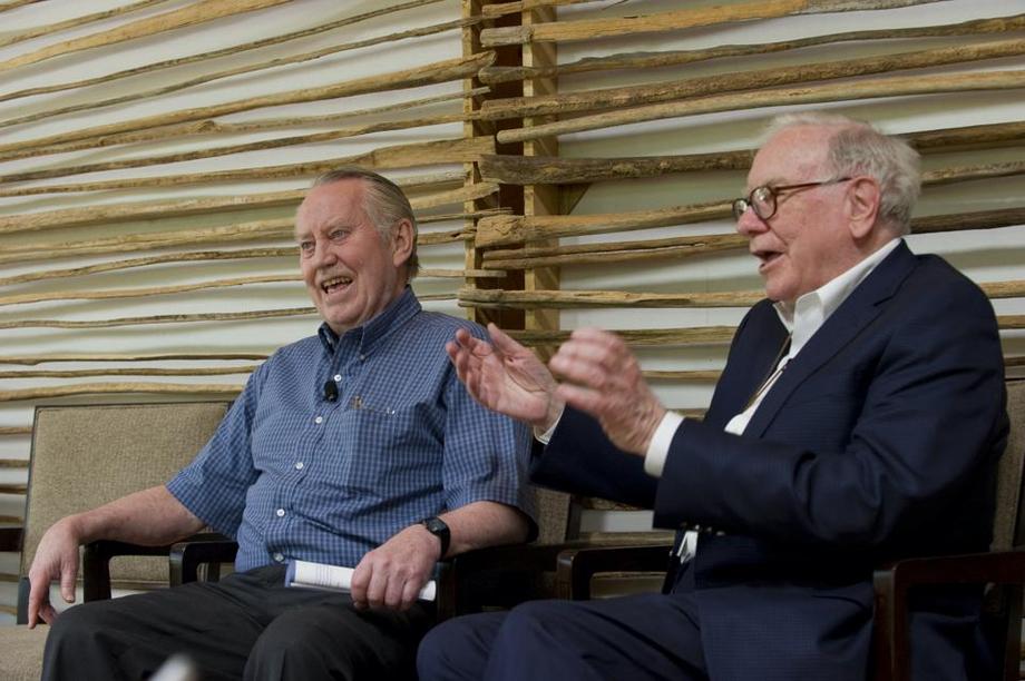 Chuck Feeney i Warren Buffett na zdjęciu w 2011 roku