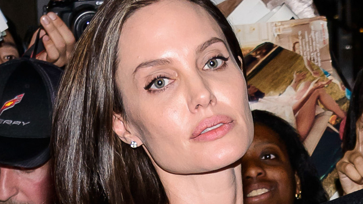 Angelina Jolie i Brad Pitt ostatnio po raz pierwszy szczerze opowiedzieli o chorobie aktorki. Choć spekulacje na temat jej zdrowia w mediach pojawiają się systematycznie, Angelina przyznaje, że aktualnie czuje się świetnie. – Właściwie to kocham mieć menopauzę – wyznała.