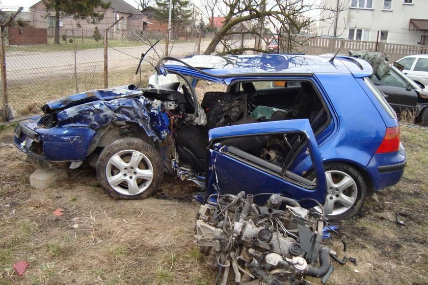 Silnik z golfa przeleciał 10 metrów za auto!