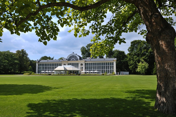 <strong>Łazienki Królewskie</strong>
<br></br>
Pałac Na Wyspie, Pałac Myślewicki, Stara i Nowa Pomarańczarnia, Stara i Nowa Kordegarda, Ermitaż a do tego liczne inne zabytki architektury z bogatą historią oraz cztery unikatowe ogrody (Królewski, Romantyczny, Modernistyczny oraz Chiński) tworzą łącznie znakomite otoczenie na świąteczny spacer.
<br></br>
W Pałacu na Wyspie do 5 maja można zobaczyć słynny obraz Rembrandta „Krajobraz z miłosiernym Samarytaninem