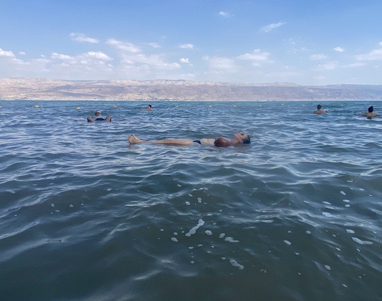 Chwilę przed tragedią. Woda w Morzu Martwym jest tak słona, że nie da się w niej mocno zanurzyć — rodzi to pewne niebezpieczeństwa, łatwo jest się nią zachłysnąć
