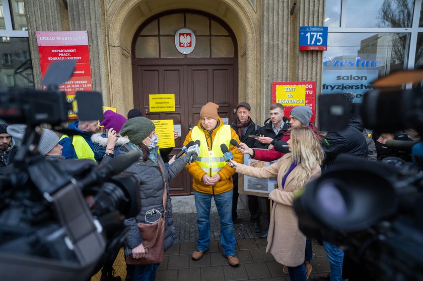 Happening grupy kierowców. Mówią: mamy dość dziurawej Łodzi